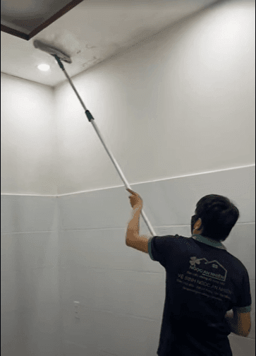 nhân viên đang xử lý mốc